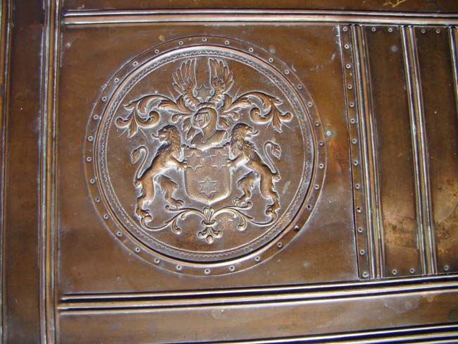 A 19th century Dutch brass repousse decorated coffer — image 4